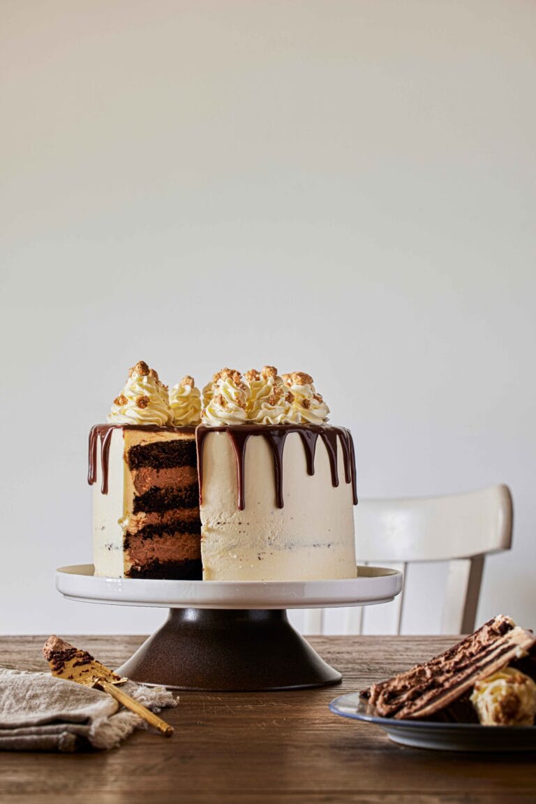 Chocoladefudgetaart met chocolademousse, hazelnootcrunch, botercrème en chocoladedrip
