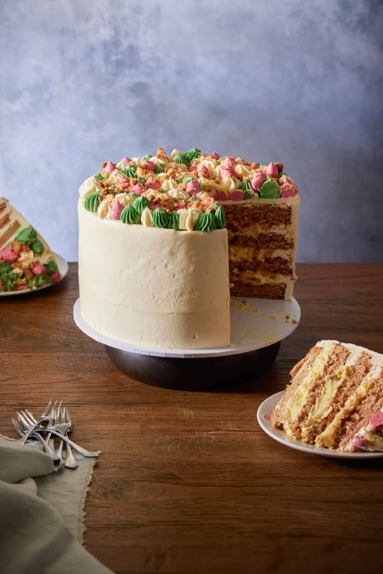 Kaneelcake met saffraanroom, crumble, botercrème en gekleurde botercrèmetopping