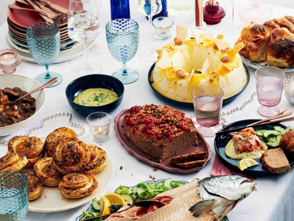 tafel vol kerstgerechten