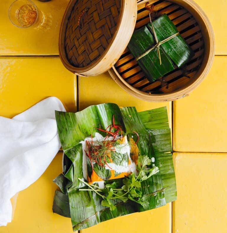 In bananenblad gestoomde vismousse met curry (hor mok pla)