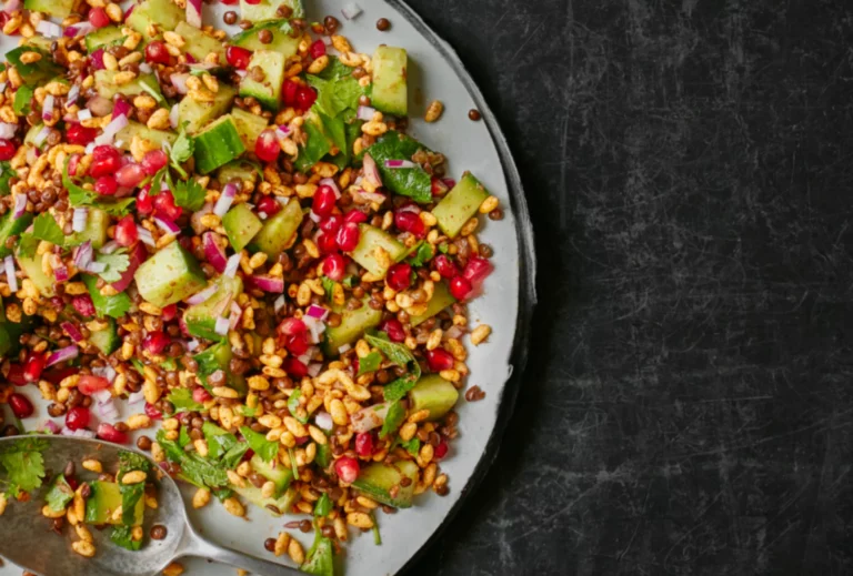 Kerrie-linzensalade met gepofte rijst en komkommer