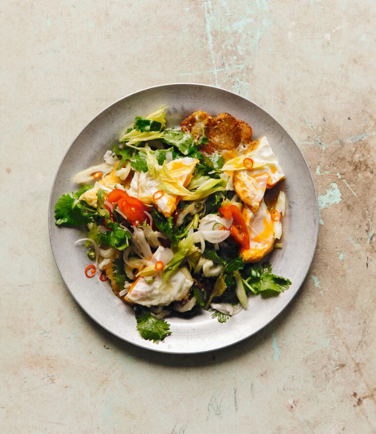 Salade met gebakken ei (yum khai dao)