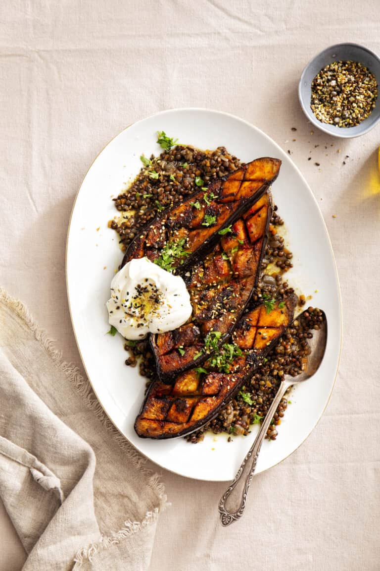 Gebakken aubergine met harissa en gestoofde linzen
