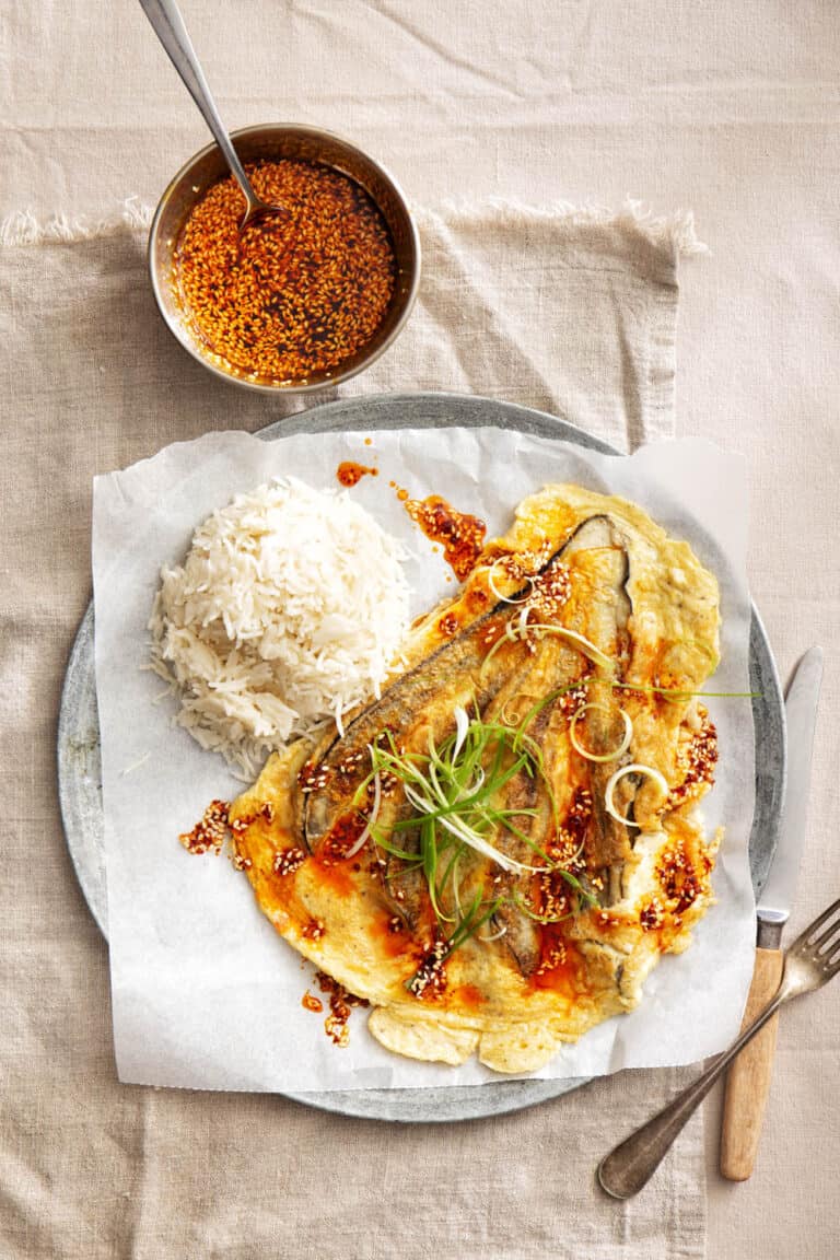 Tortang talong Filipijnse omelet met rijst, bosuien en crispy chiliolie