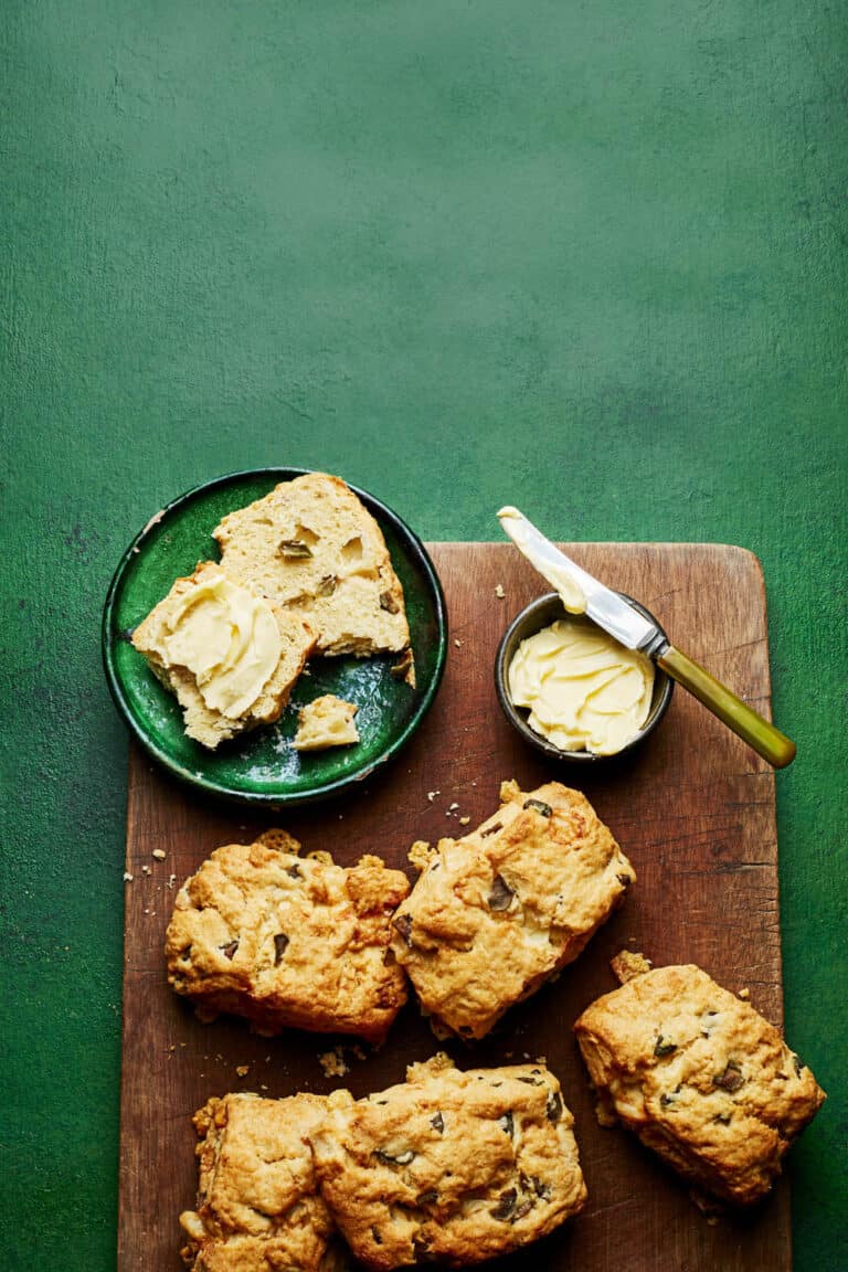 Scones met olijven en comté
