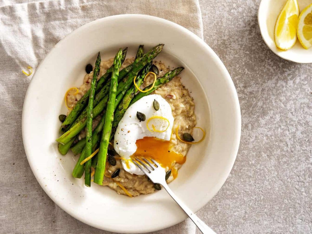 Citroenrisotto met groene asperges en gepocheerd ei