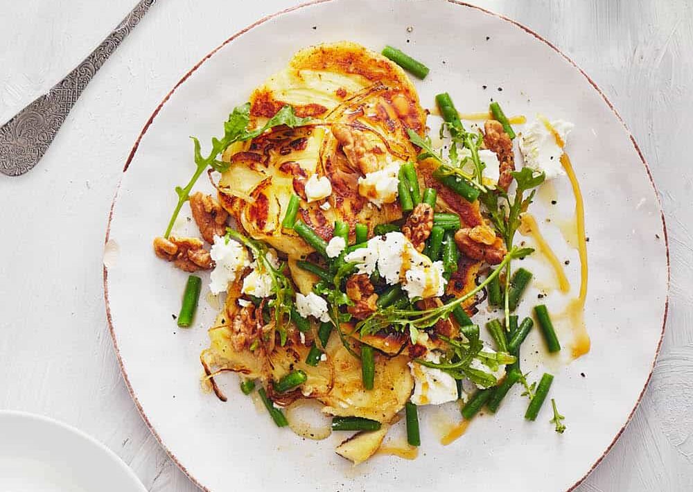 Aardappel-uienpannenkoekjes met sperziebonen en geitenkaas