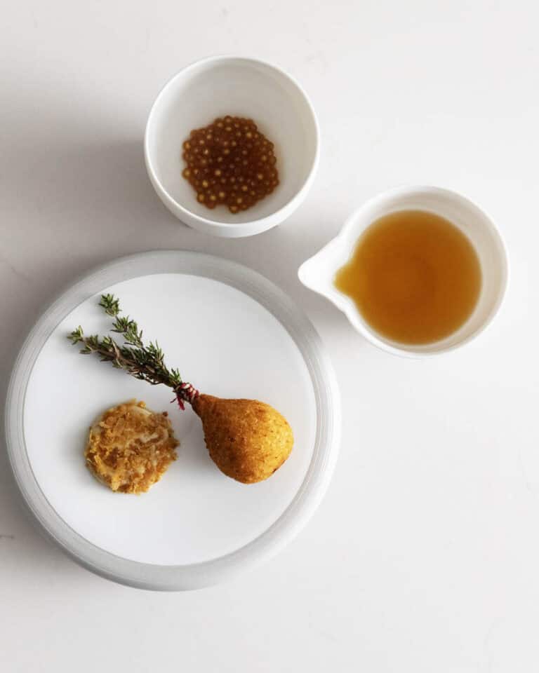 Coxinha gevuld met gekonfijte kip en rozepepermayonaise