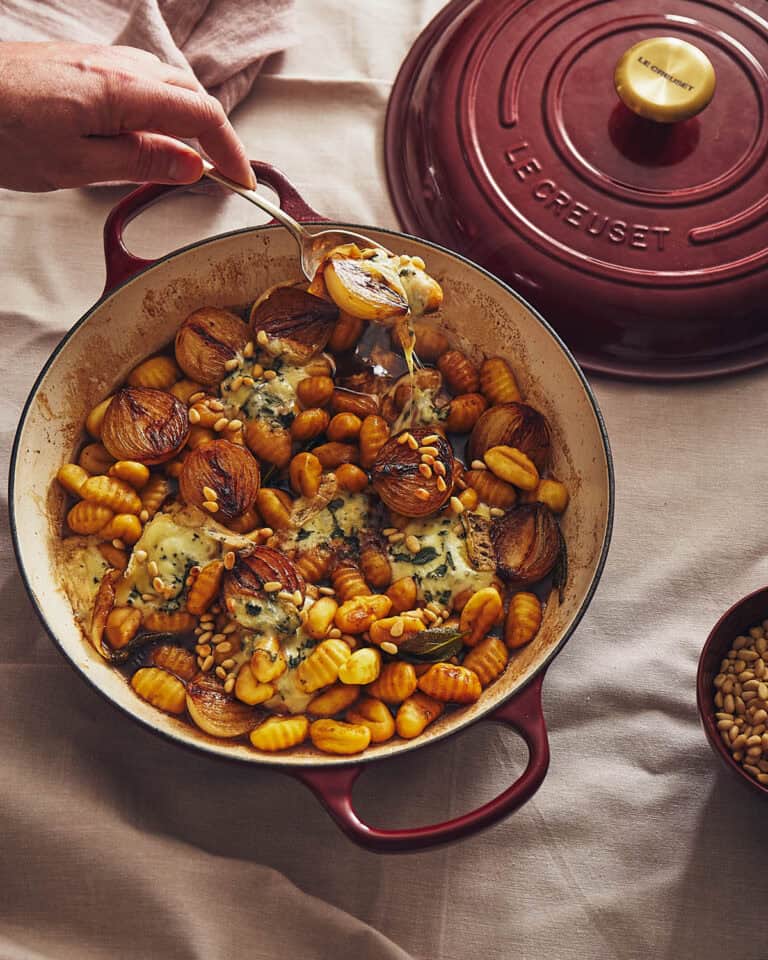 Gnocchi met blauwe kaas, salie en zoete uien