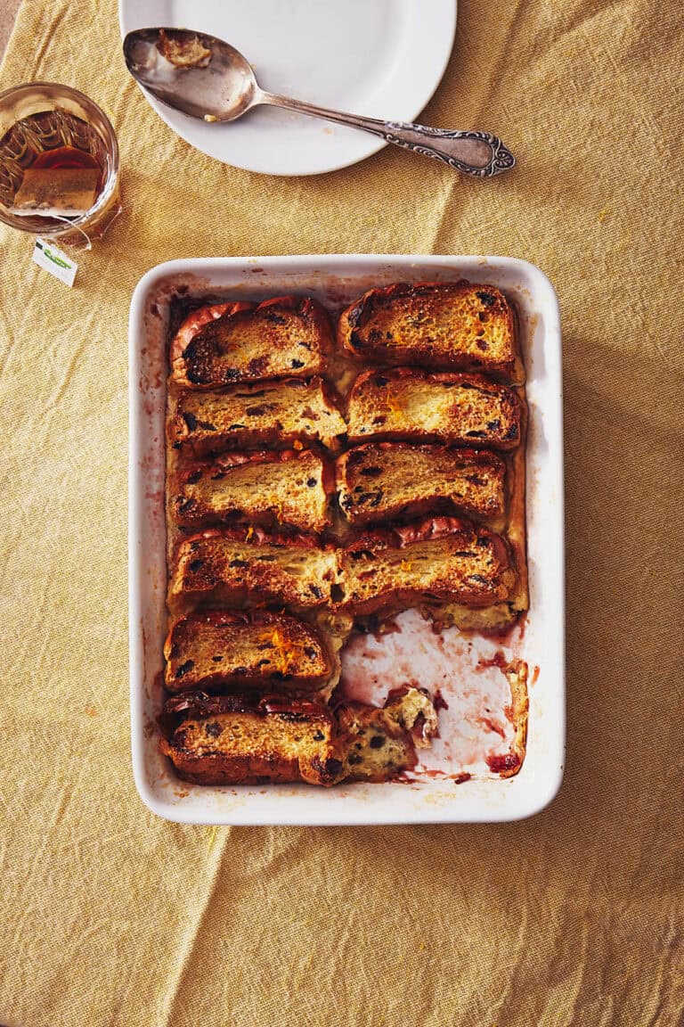 Krentenbollen-broodpudding