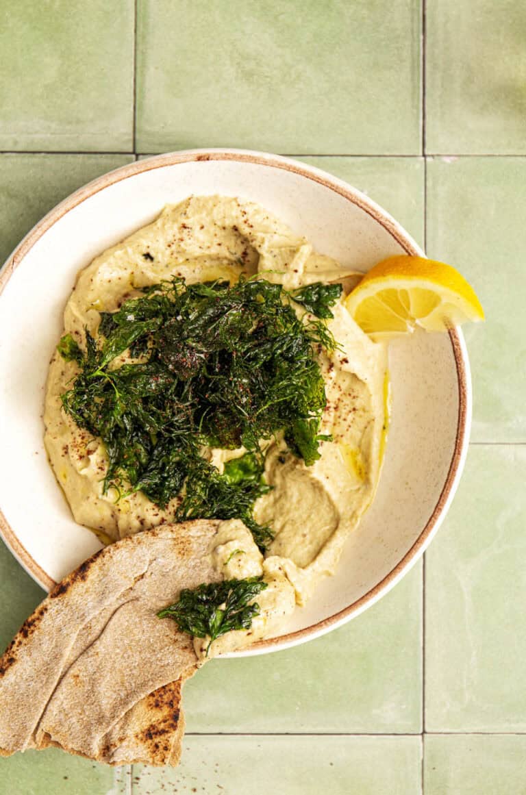 Baba ganoush met tahina, gefrituurde groene kruiden en sumak
