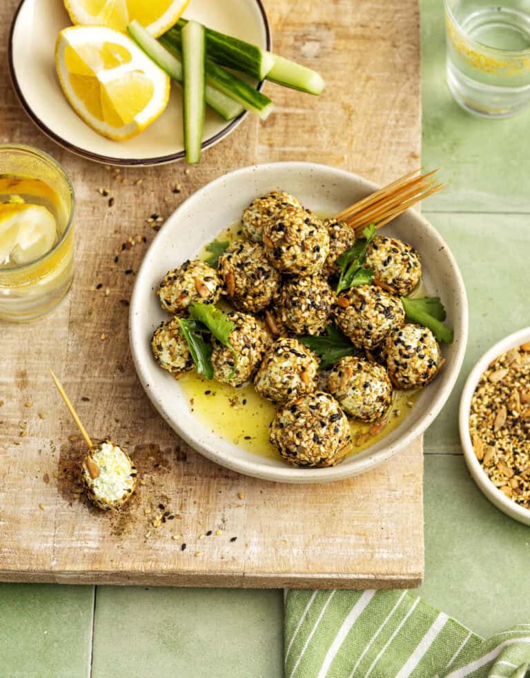 Fetaballetjes met knapperige za’atar-korst