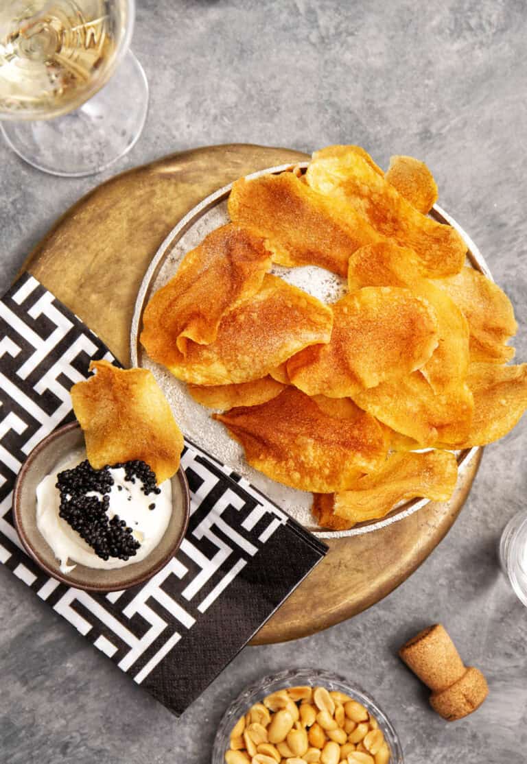 Zelfgemaakte chips met venkelzout en kaviaardip