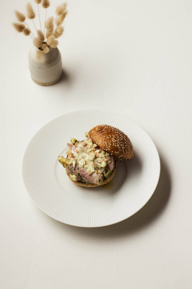 Potato buns met asperges, ham en sauce gribiche