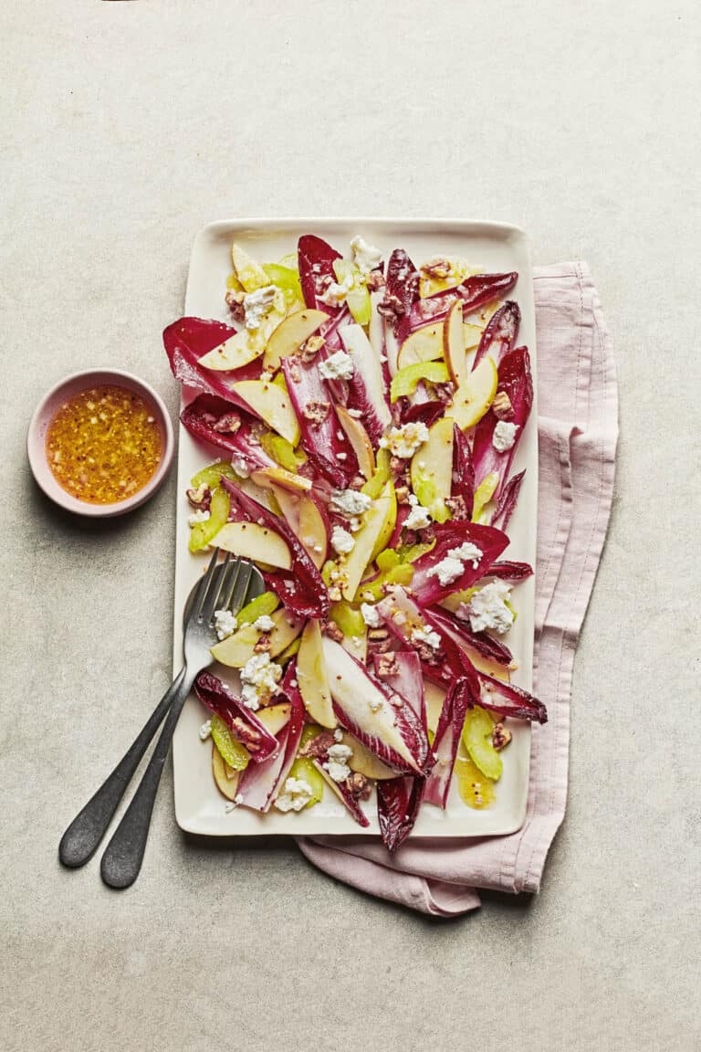 Roodlofsalade met appel en gekaramelliseerde walnoten