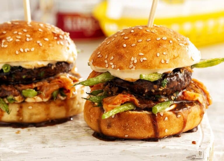 Portobelloburger met miso, kimchi en sesammayonaise