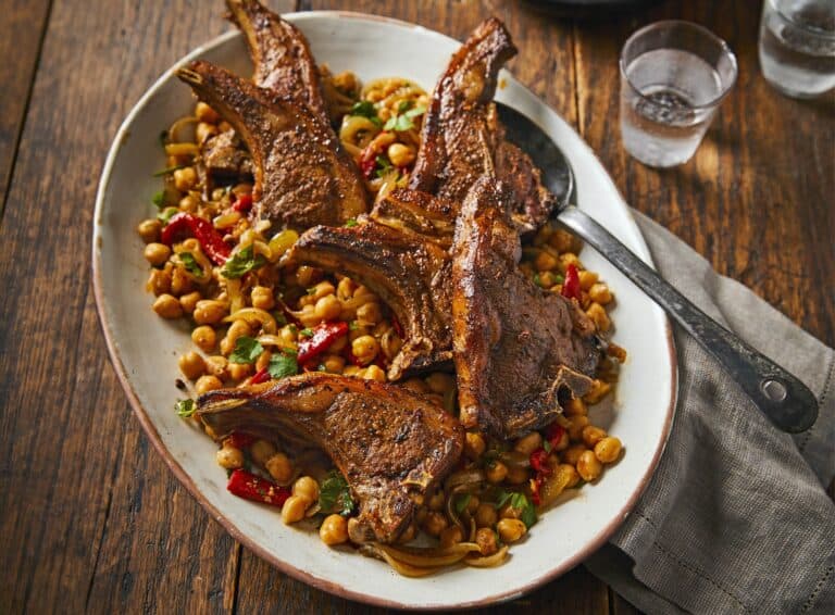 Schaapskoteletten met kikkererwten en paprika