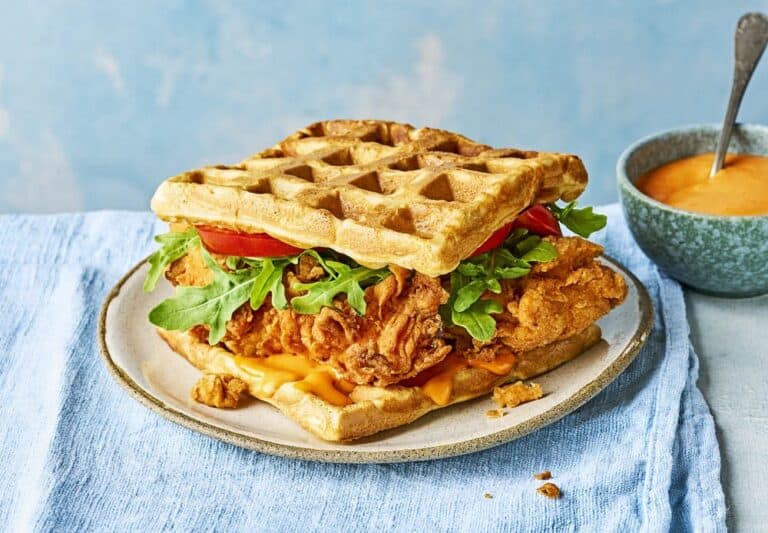 Wafels met gefrituurde kip