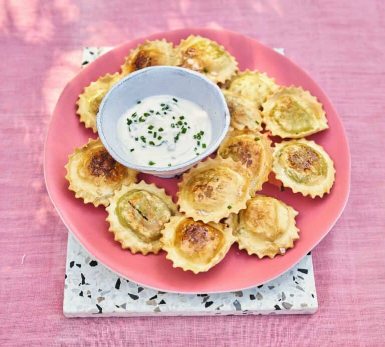 Krokant gebakken ravioli met zure room dip