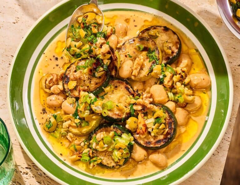 Boterbonen en courgette in citroensaus met olijven-walnootsalsa