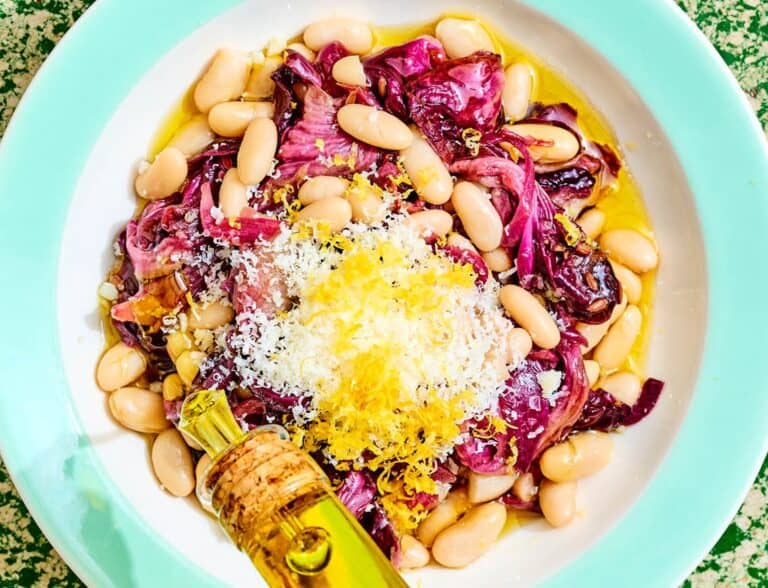 Gestoofde radicchio met cannellinibonen en parmezaan
