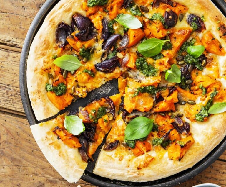 Pizza met zoete aardappel, fontina en pesto