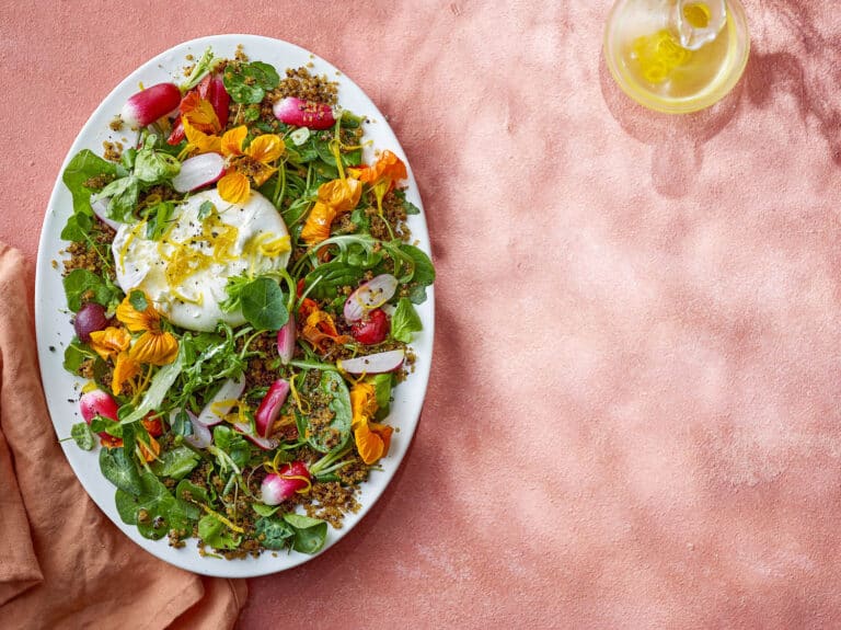 Radijssalade met burrata, Oost-Indische kers en quinoa