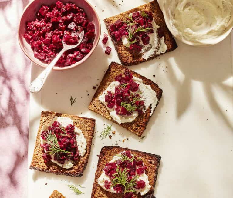 Ricottatoast met bietentartaar