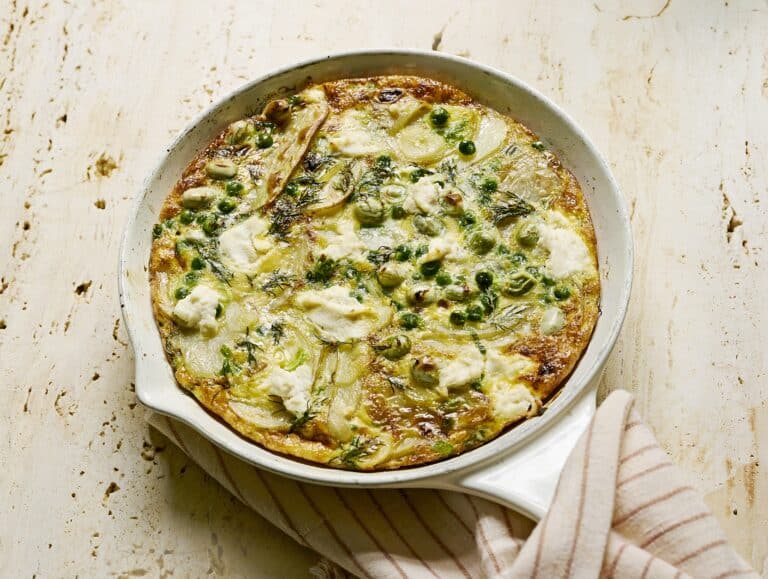 Frittata met tuinbonen, erwten en ricotta