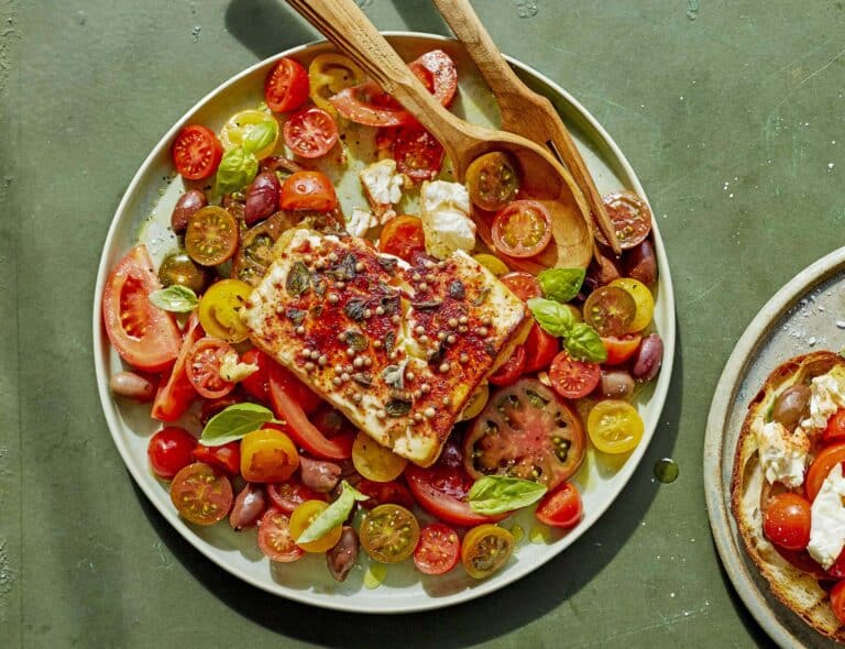 Kruidige geroosterde feta met tomatensalade