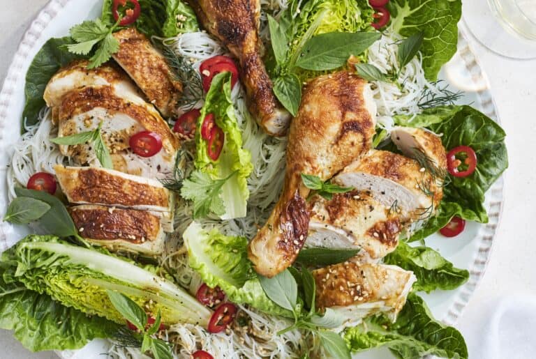 Noedelsalade met kip en kruiden