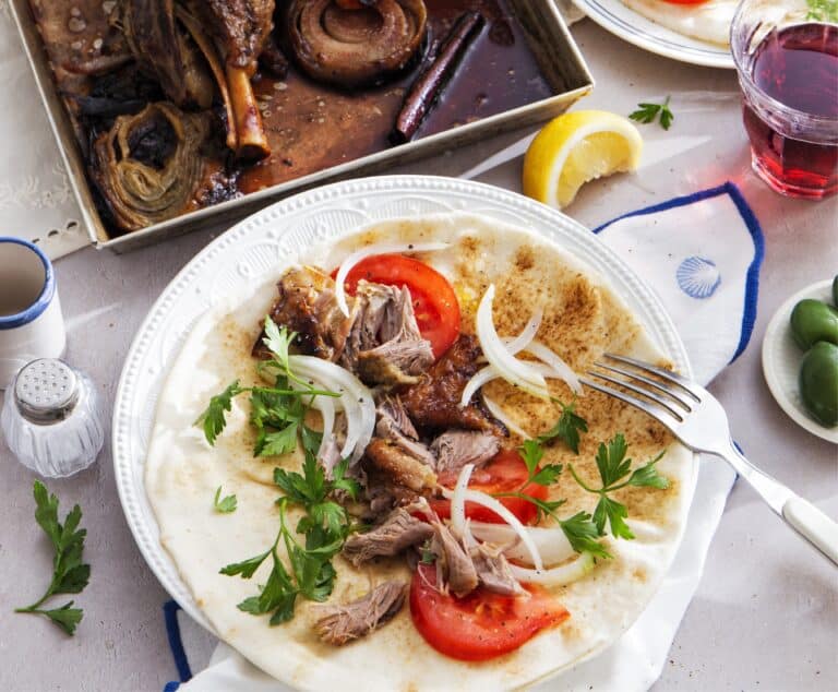 Platbrood met lamskleftiko (Grieks langzaam gegaard lamsvlees)