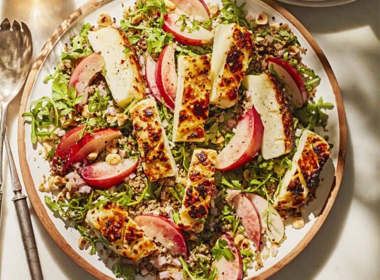Quinoasalade met nectarine en chili-ahornhalloumi