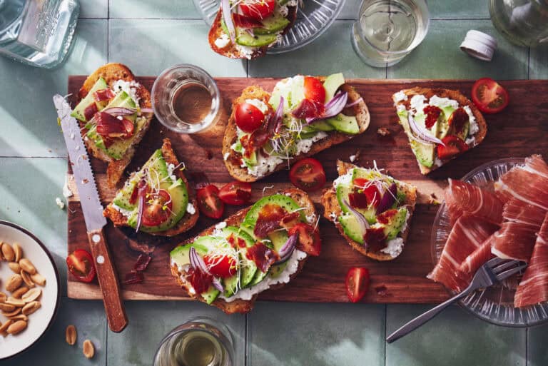 Avocadotoast met crispy ConsorcioSerrano-ham