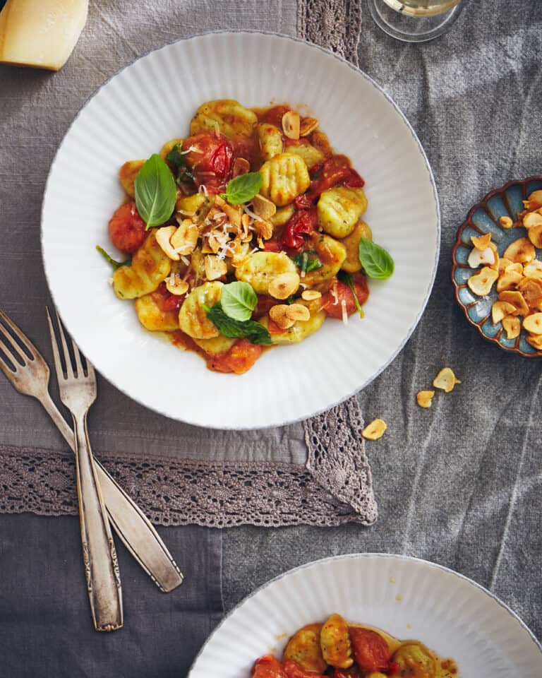 Aardappel-basilicumgnocchi met tomaatjes en knoflookchips