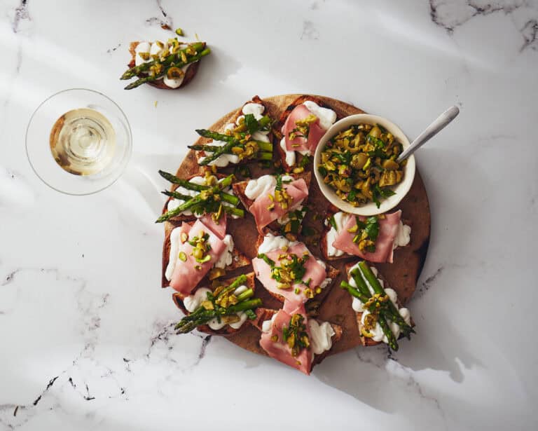 Bruschette met ricotta en pistache-olijvensalsa