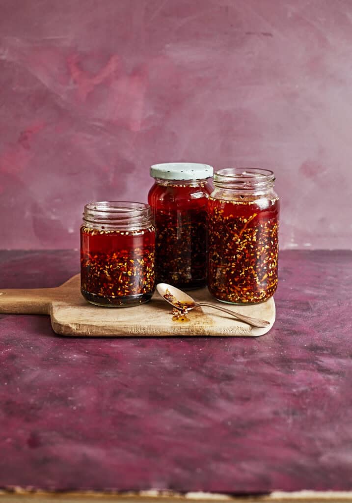 Zelfgemaakte crispy chiliolie