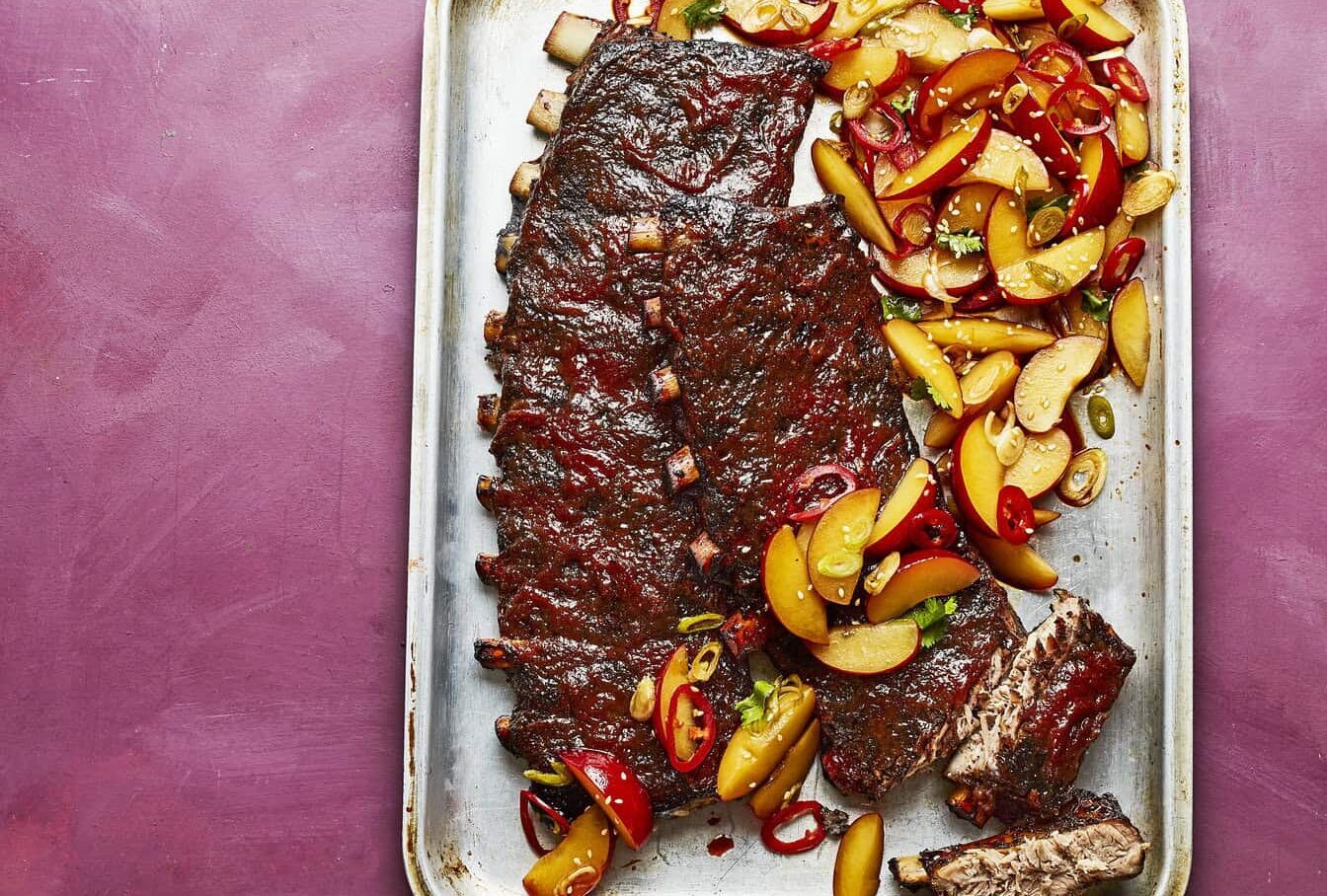 Sticky ribs met earlgreyrub, pruimensaus en sesamsalade