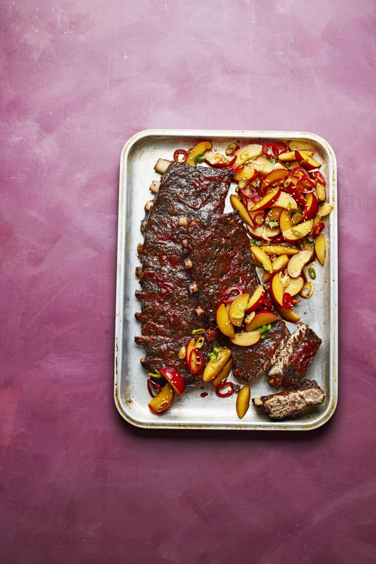 Sticky ribs met earlgreyrub, pruimensaus en sesamsalade