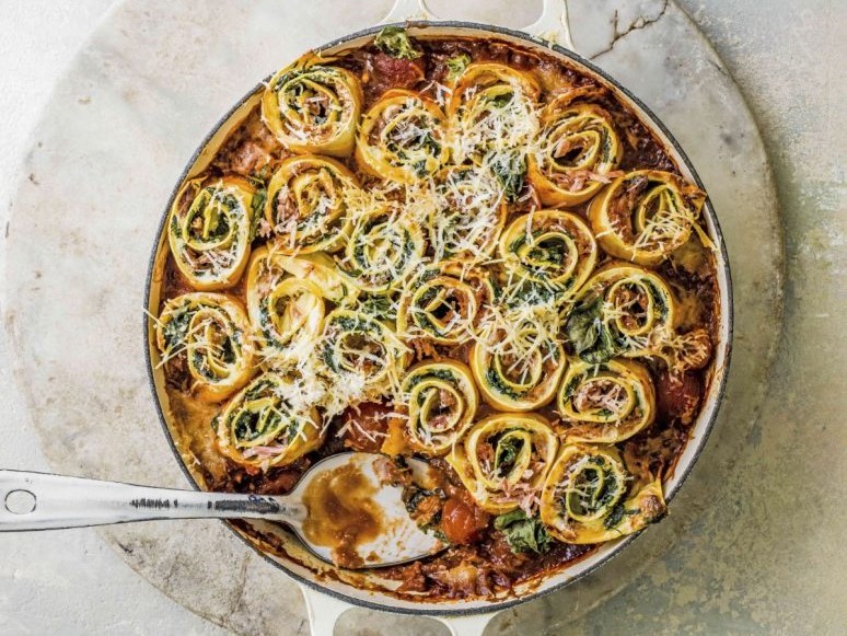 Pastarolletjes met spinazie in een ronde schaal