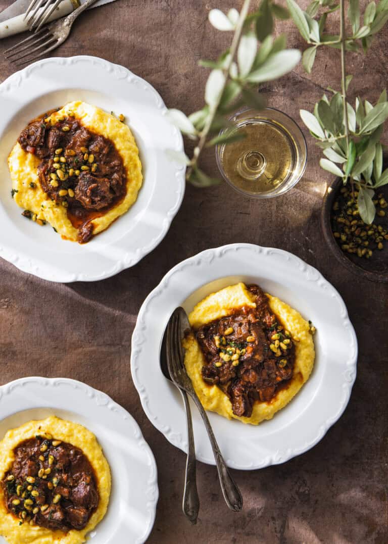 Romige polenta met ragù van varkenswang en tomaat