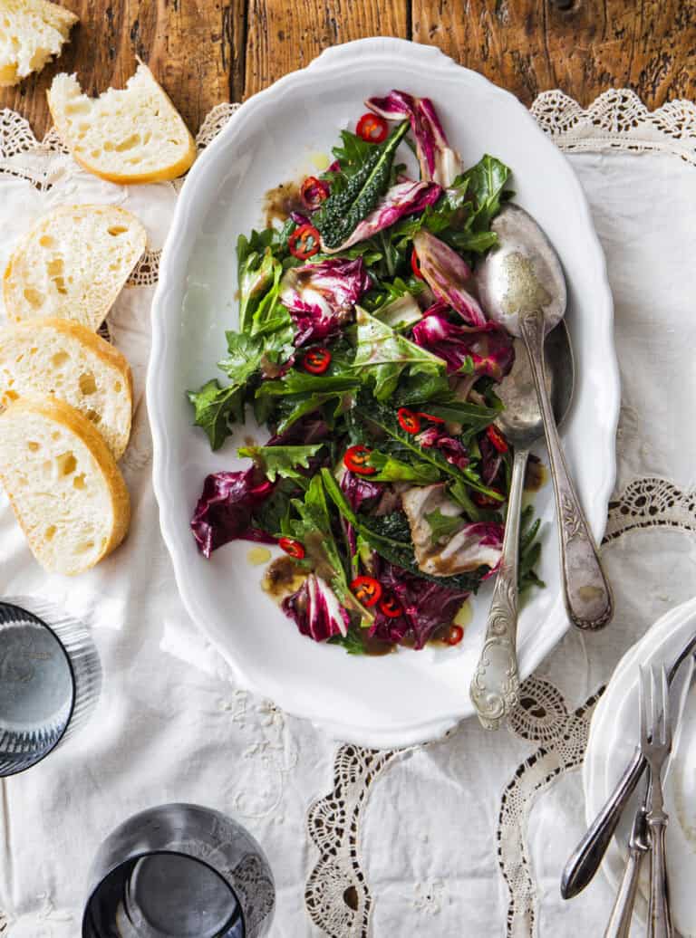 Bittere salade met ansjovisvinaigrette en peperoncino