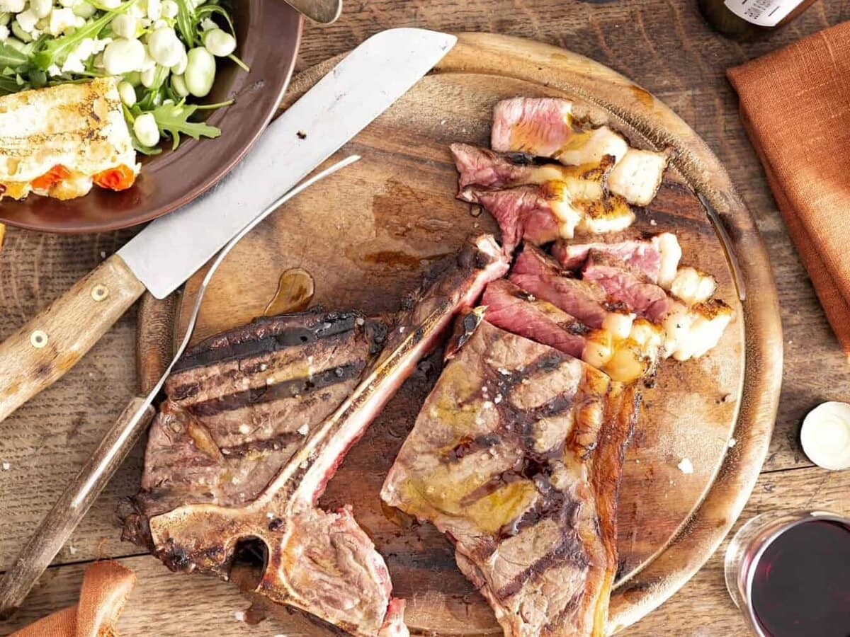 t-bone-lindenhoff op houten bord met mes