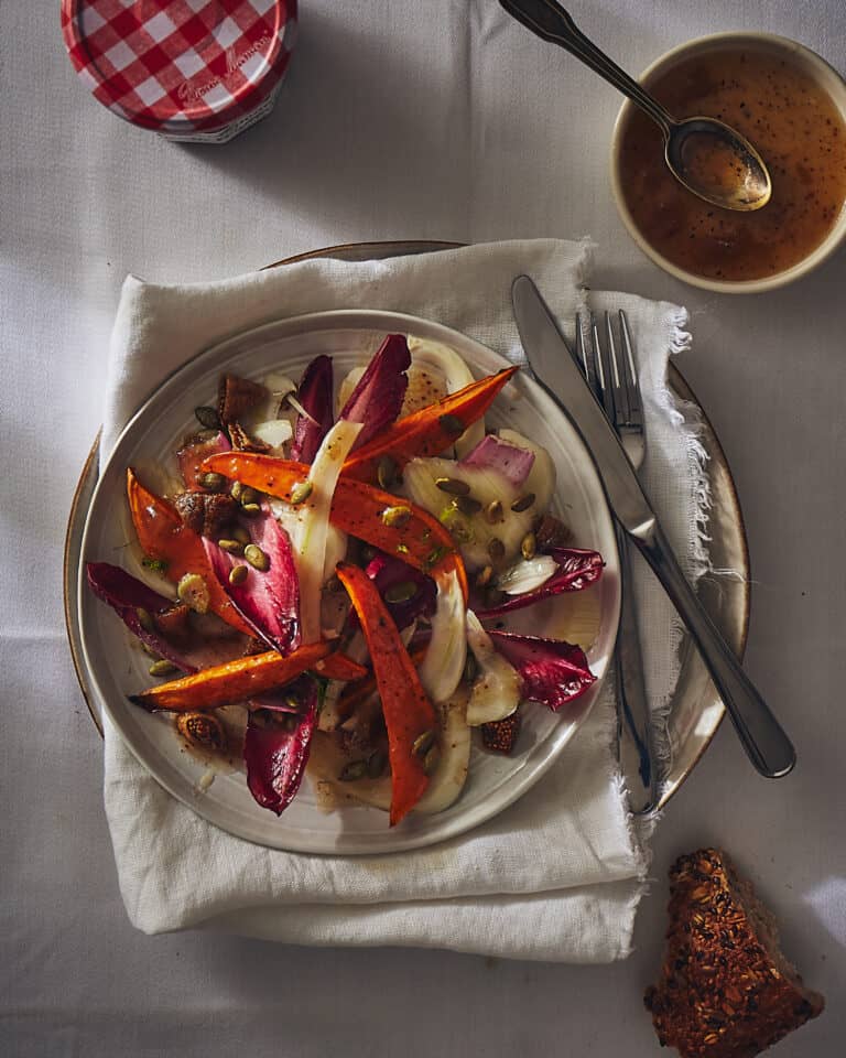 Winterse salade met roodlof, zoete aardappel en vijgenjamdressing