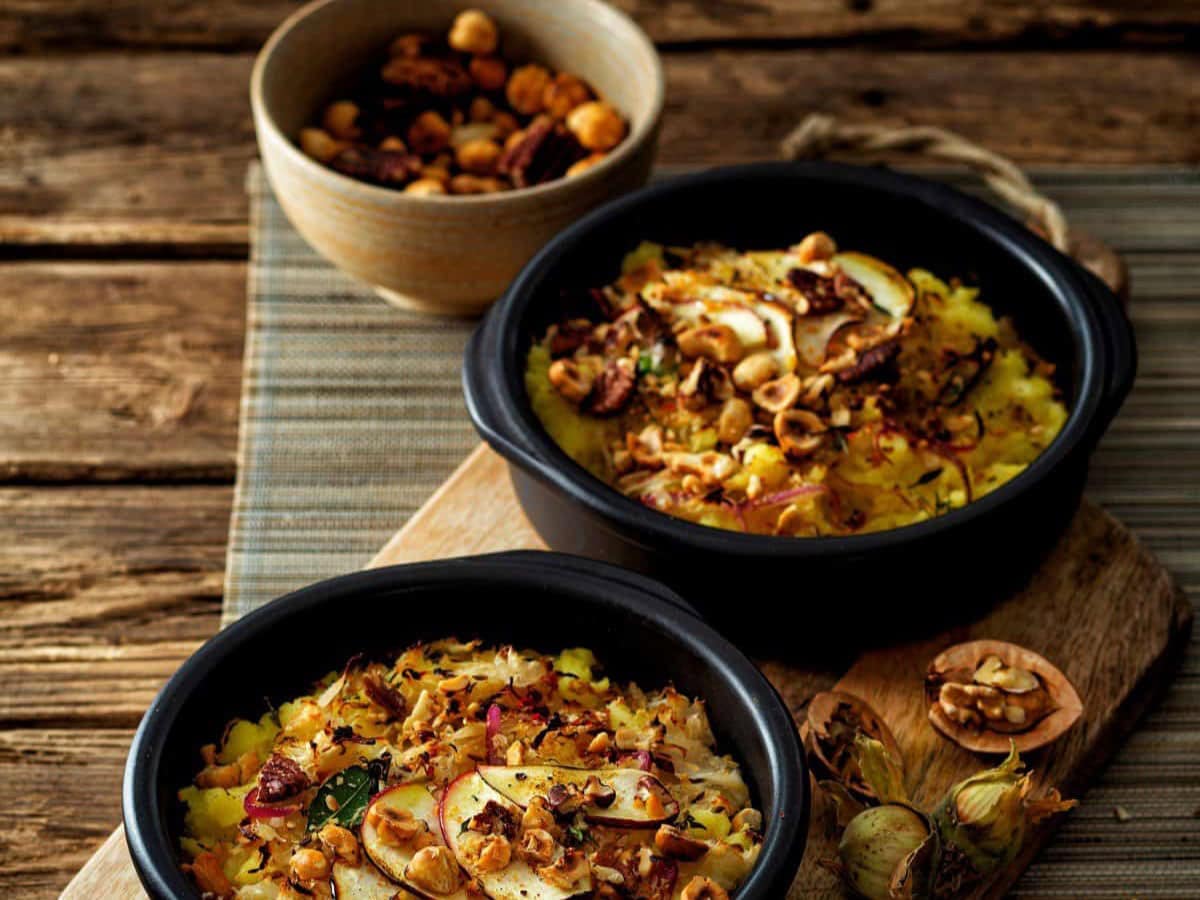 Zuurkoolovenschotel met appel ui en gemengde noten