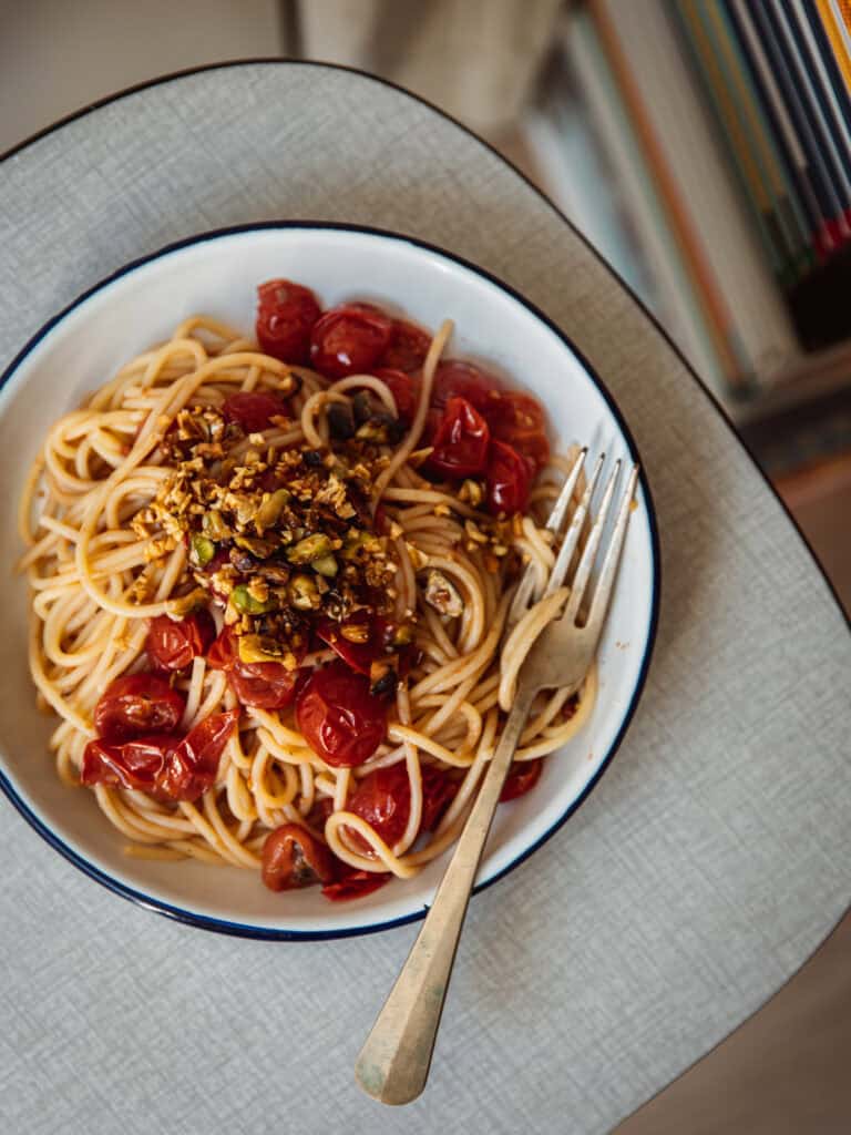 Pasta met tomaatjes, ansjovis en knoflookamandelcrispies