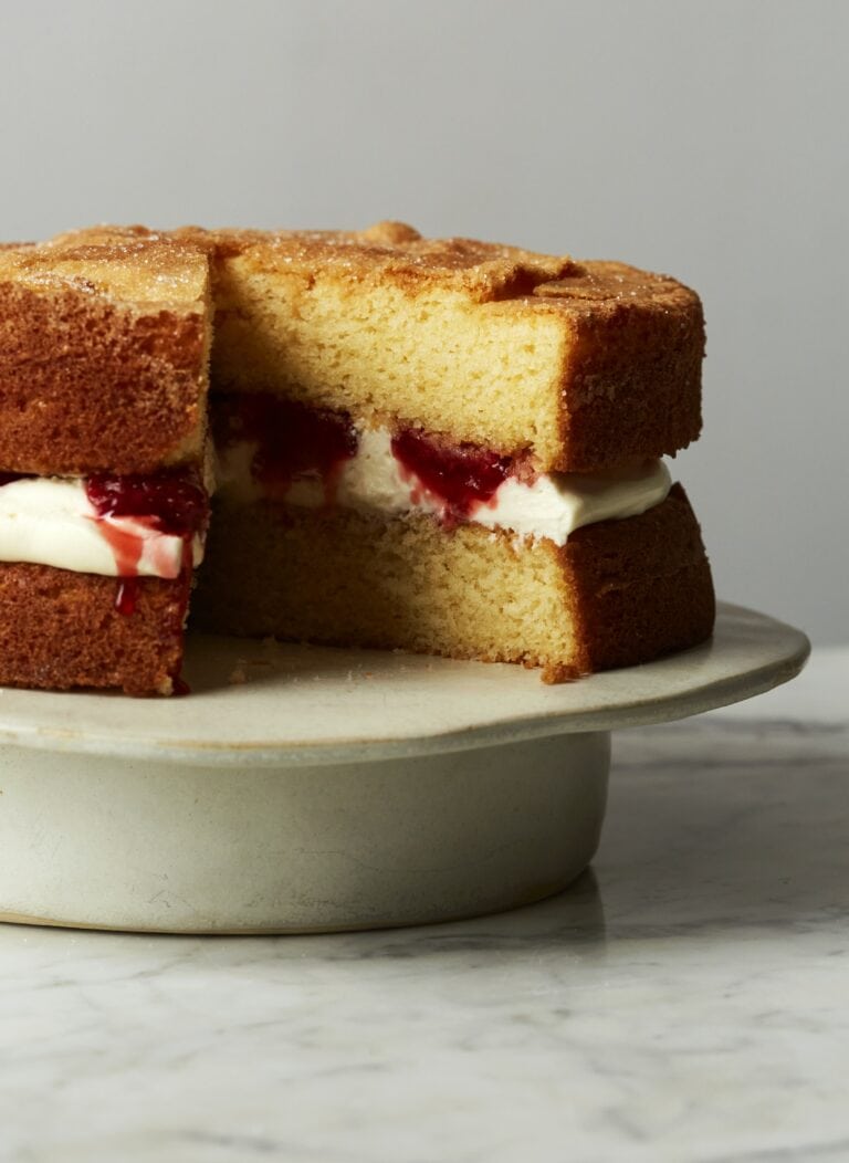 Spongecake met gebakken aardbeien