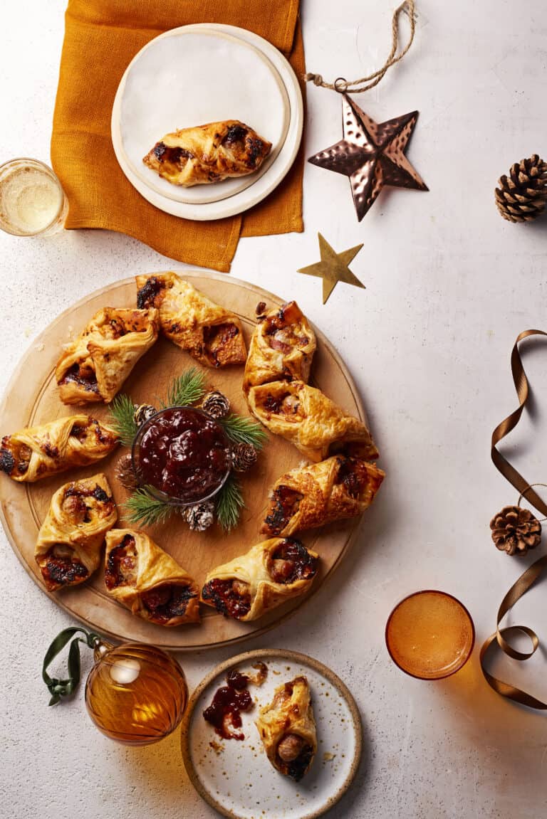 Worstjes in bladerdeeg met cheddar en uienchutney
