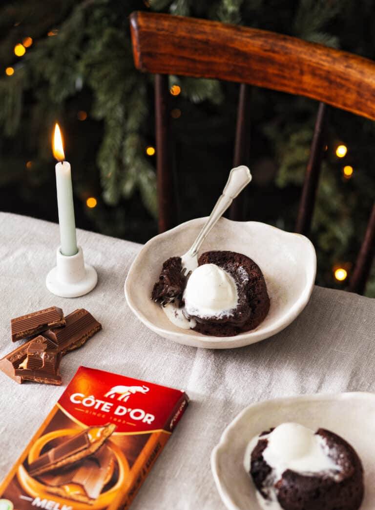 Chocolade-karamellavacakeje met vanille-ijs