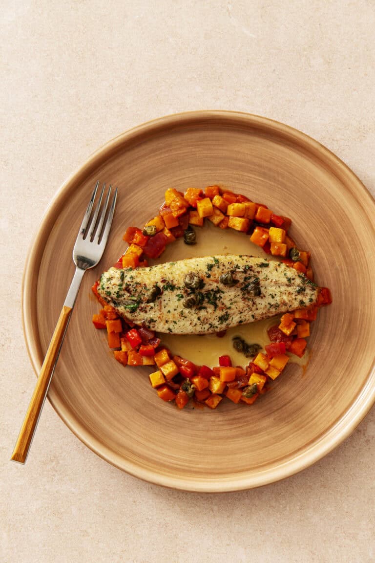 Gebakken sliptong met beurre blanc, gefrituurde kappertjes en winterratatouille